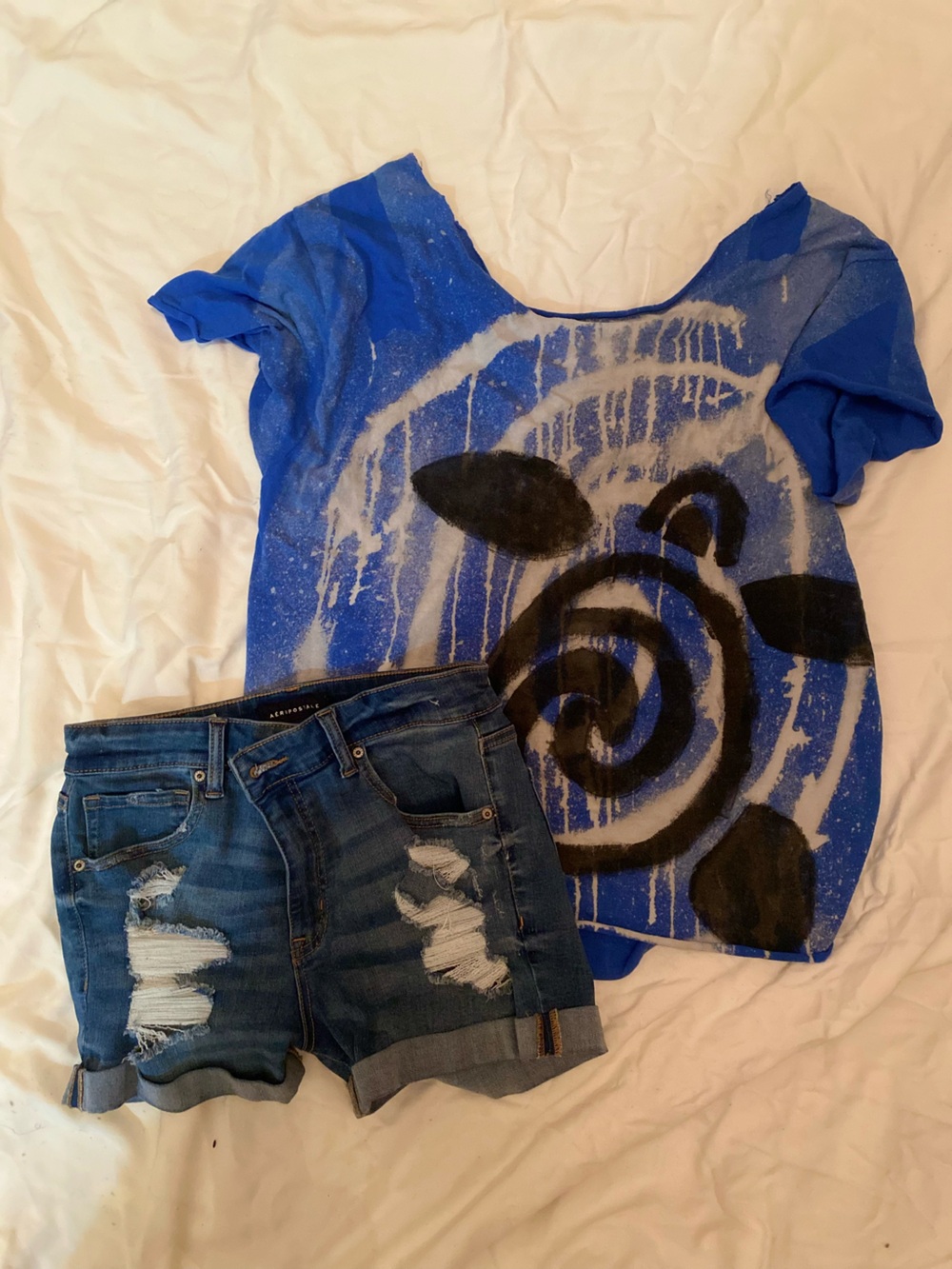 Y2K Grunge Festival Outfit Bundle – Abstract Graphic Tee & Distressed Denim Shor